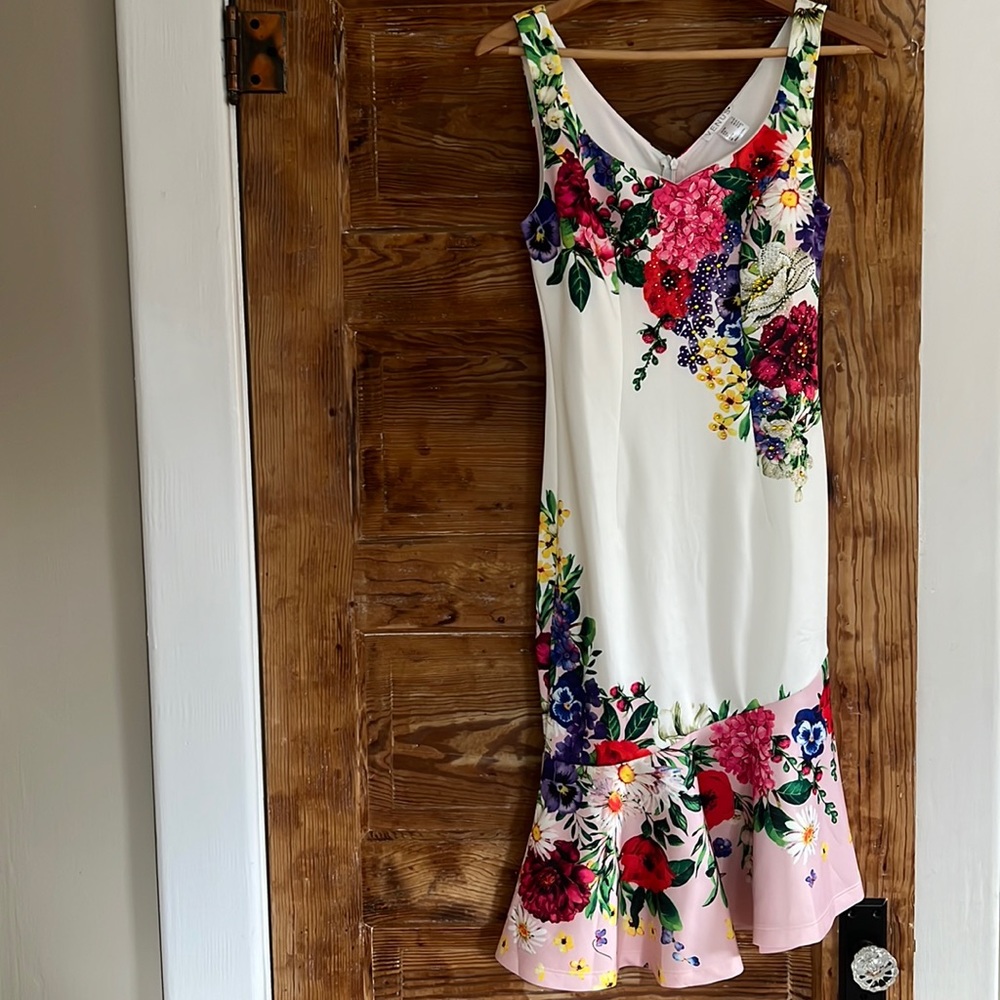 Venus Floral Dress size 4. Perfect condition. Never worn.